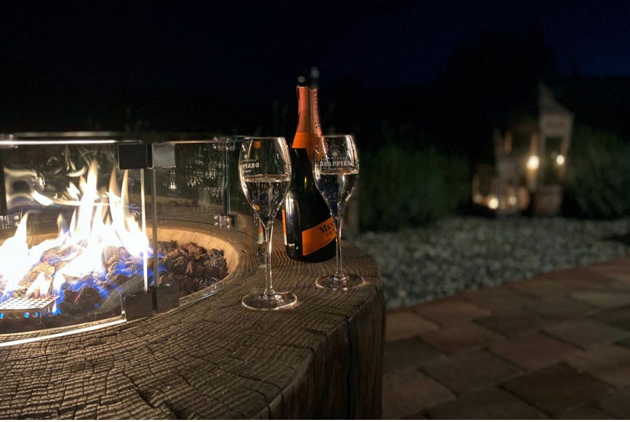 Luxuriöse Sitzgelegenheiten im Freien am Feuer - Kamin auf der Terrasse, Holz