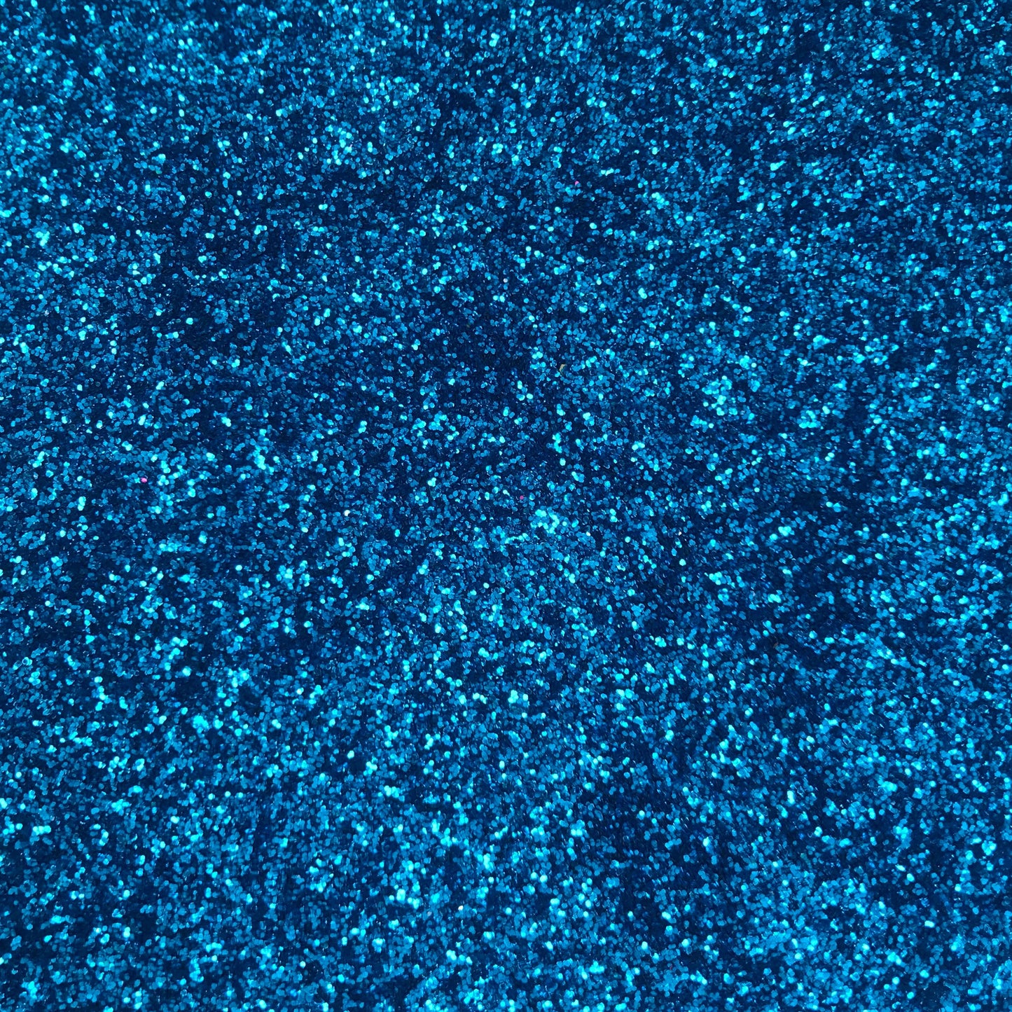 Blaue Glitzerstaub-Puderdekorationen auf dem Körper