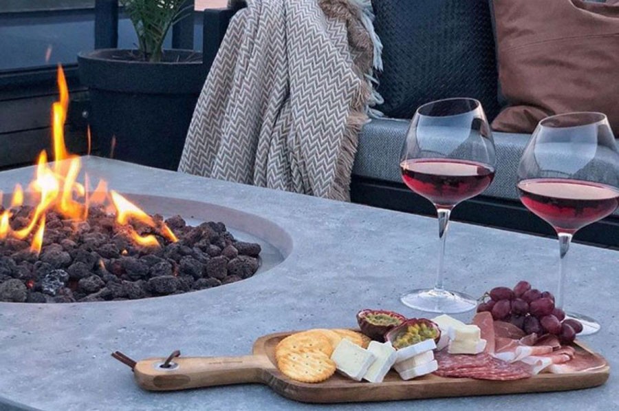 Gaskamin im Freien auf der Terrasse - Terrassentisch