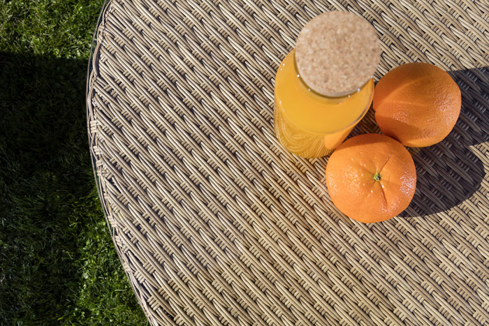 Terrasse mit Sitzgelegenheiten aus Rattanschnur