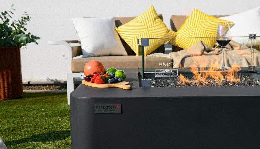 Außenkamin auf dem Terrassentisch mit Gaskamin