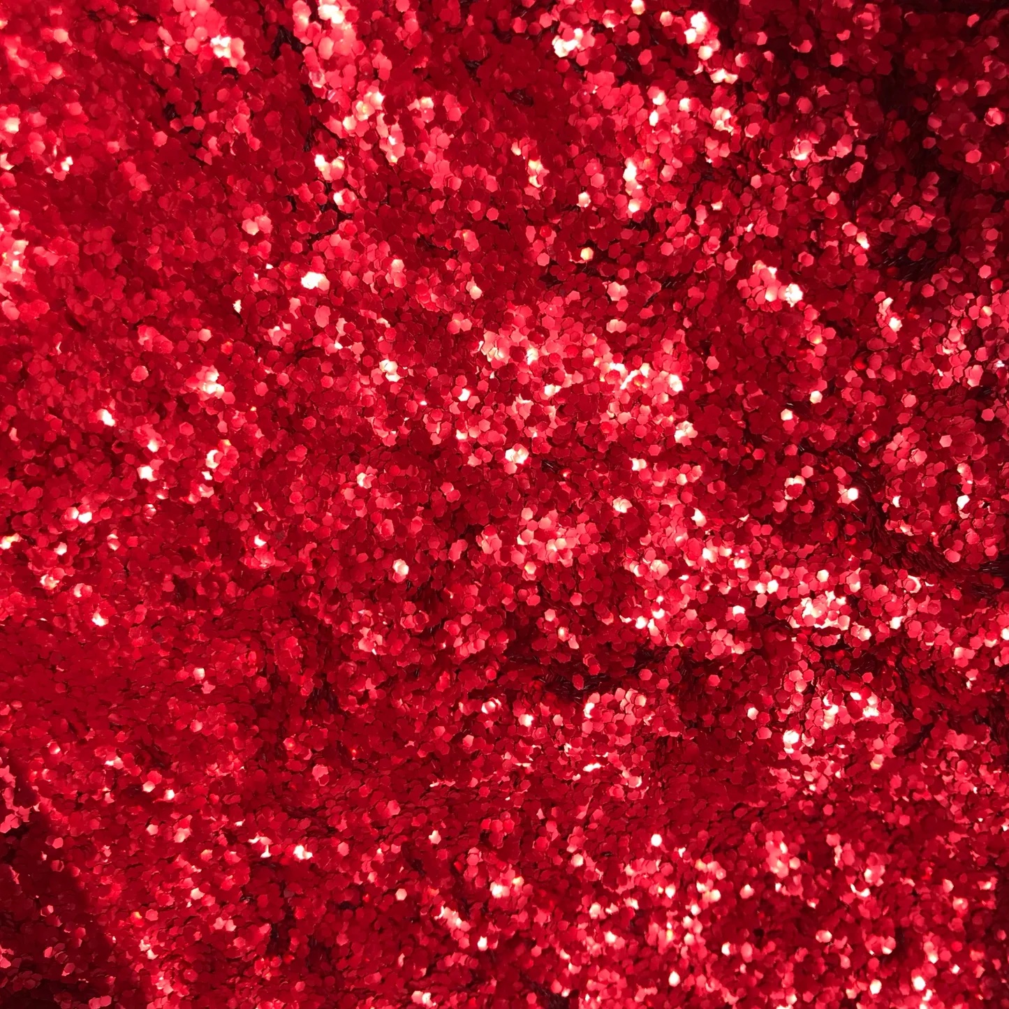 Rote Glitzerornamente auf der Körperbehaarung funkeln